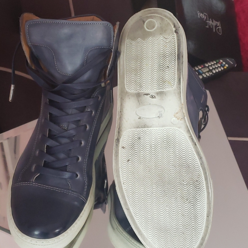 Sneakers - Picture 4 of 8
